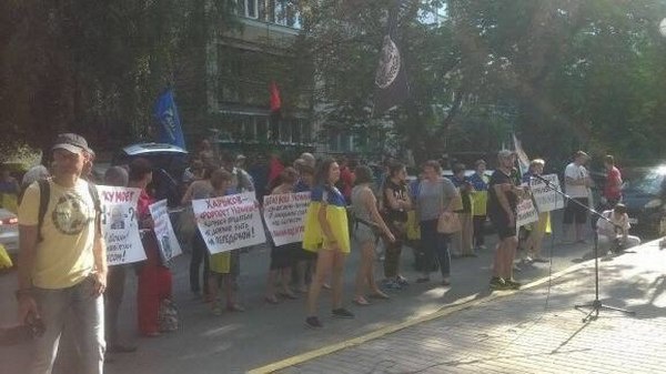 Под ГПУ активисты требуют отставки генпрокурора Шокина (фото)