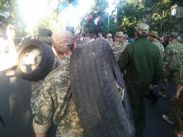 Участники марша добровольческих батальонов несут шины под Верховную Раду