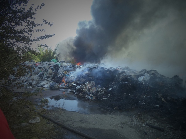 На Киевщине тушили свалку мусора