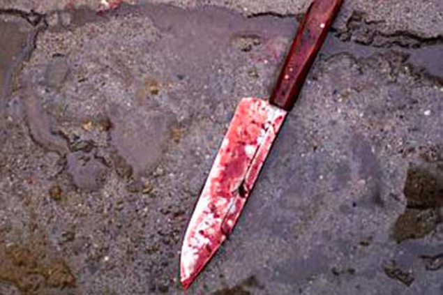 На парковке столичной гостиницы киевлянина избили и ранили ножом