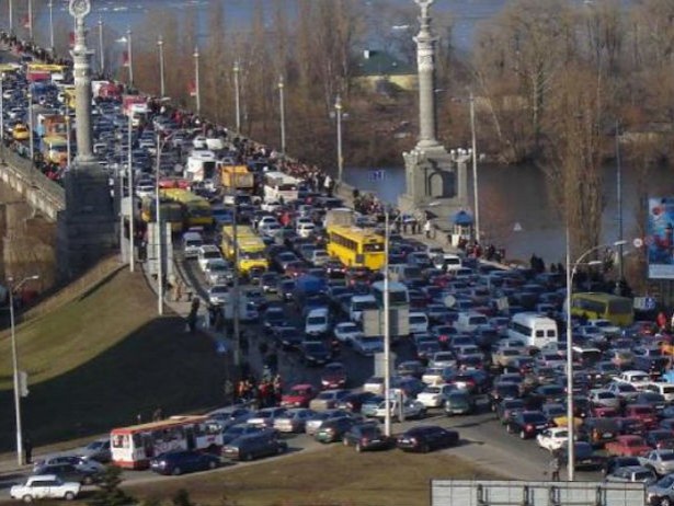 Киев стоит в пробках: на Индустриальном путепроводе перевернулся автомобиль (фото)