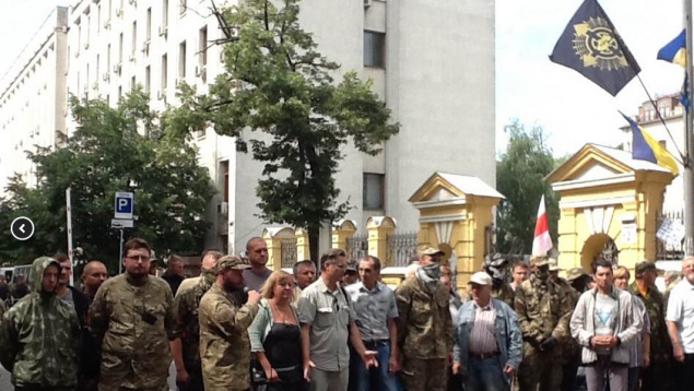 “Правый Сектор” под Администрацией Президента созывает украинцев на вече
