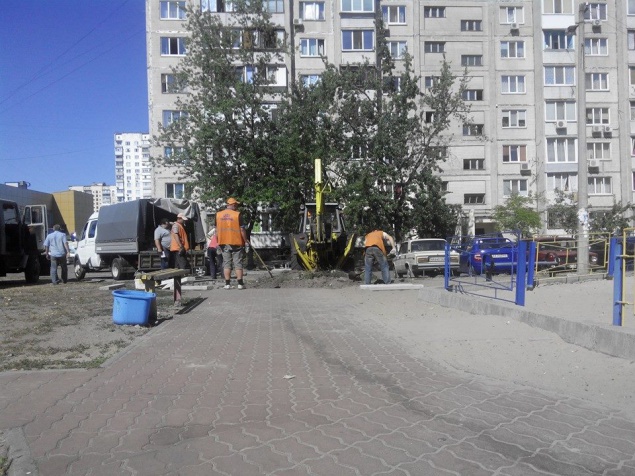 Коммунальщики словно по волшебству быстренько отремонтировали киевлянам пешеходную дорожку