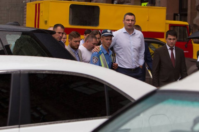 Кличко ткнул носом милицию с чиновниками в хаотическую парковку и незаконную торговлю на Крещатике (видео)