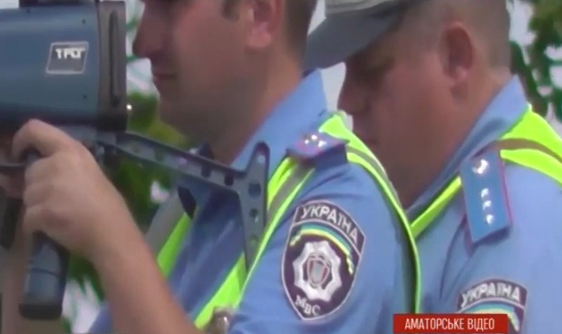 На Киевщине активисты поймали гаишников - взяточников (видео)