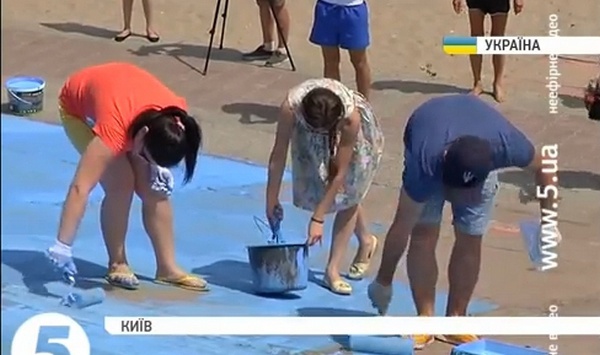 На Оболонской набережной рисуют гигантский крымскотатарский флаг (видео)