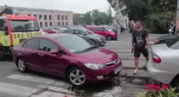 Патрульные Киева эвакуировали машину, стоящую прямо на пешеходном переходе (видео)