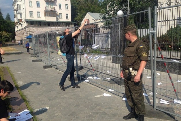 Посольство России в Киеве забросали бумажными самолетиками