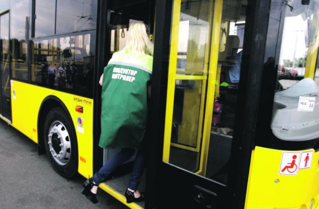 В Киеве пассажирка брызнула из баллончика в контролеров, попросивших предъявить билет