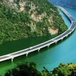 В Китае сохраняют леса, строя мосты вдоль рек