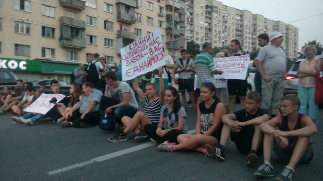 В Голосеево местные жители вышли на митинг, перекрыв движение транспорта (фото)