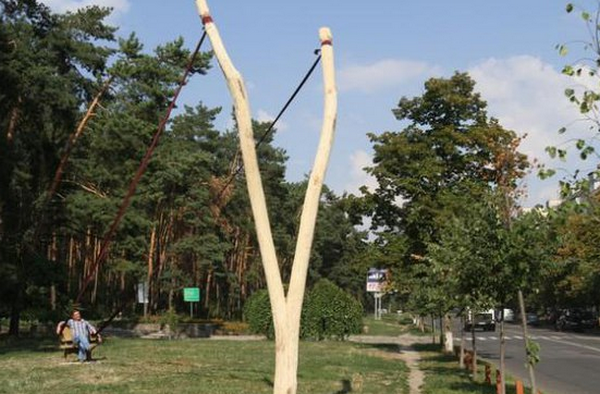 В столичном парке Совки появилась пятиметровая рогатка (фото)