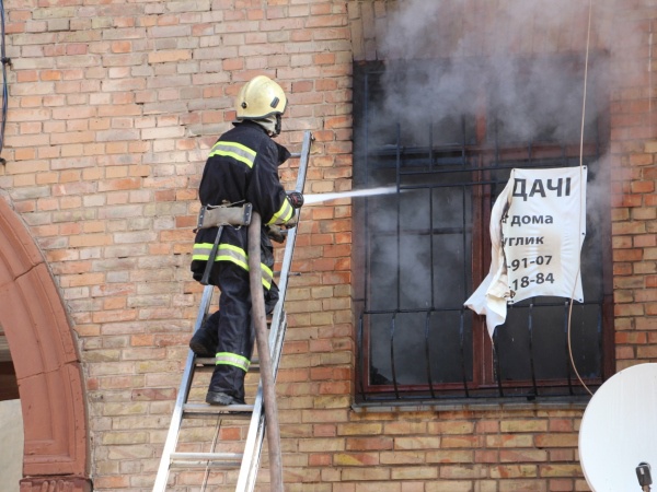 В Киеве при пожарные спасли трех человек