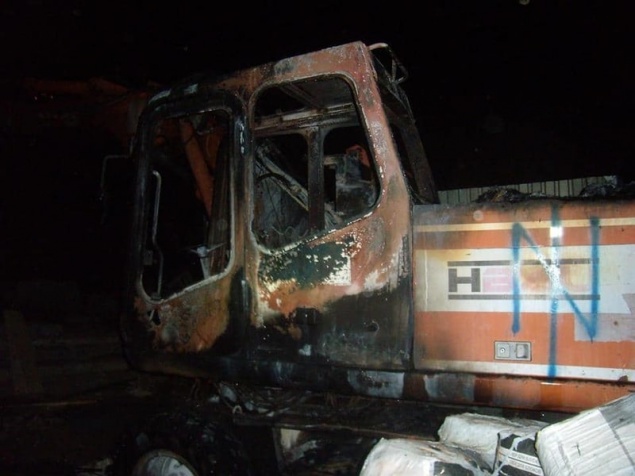 Неизвестные подожгли экскаватор на строительной площадке Киева