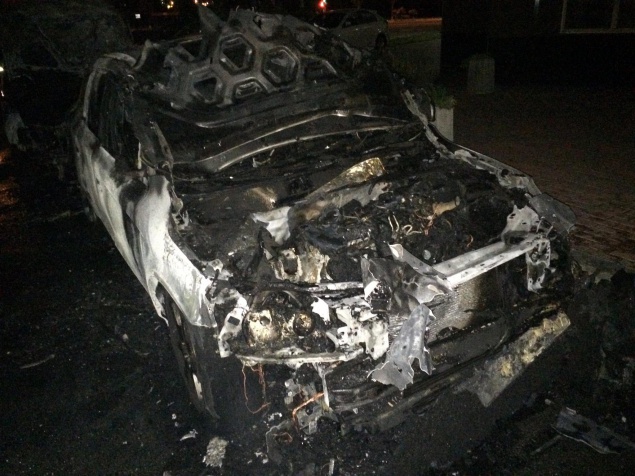 В результате вероятного поджога, в Киеве взорвался и сгорел автомобиль (фото, видео)