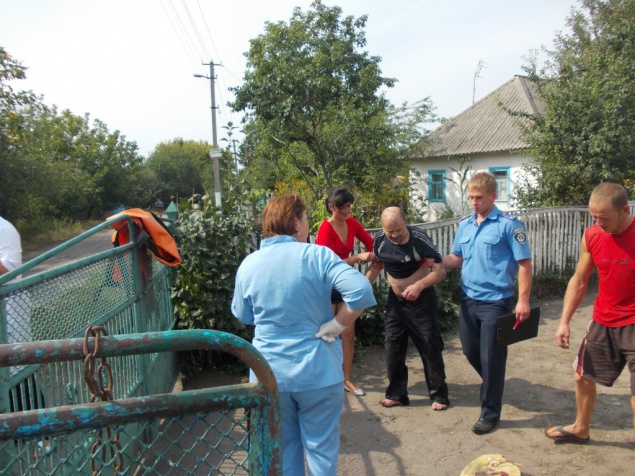 На Киевщине спасатели вытащили мужчину, упавшего в колодец