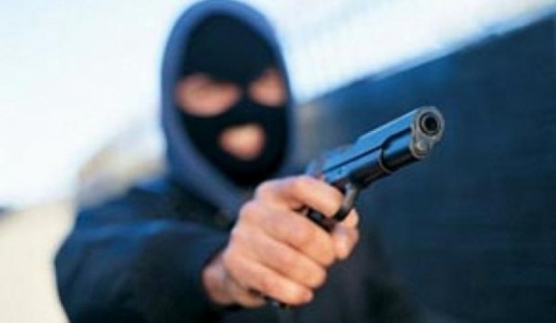 В Киеве неизвестный с пистолетом ограбил заправку