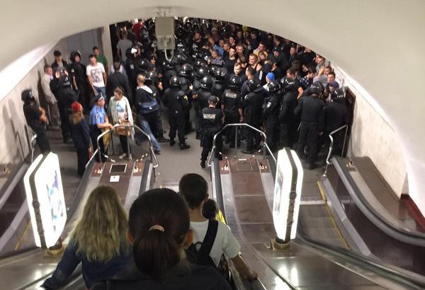 Милиция не рекомендует пассажирам спускаться в метро “Арсенальная”