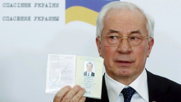 Оказывается, дипломатический паспорт Азарова и других экс-чиновников аннулировали еще в прошлом году