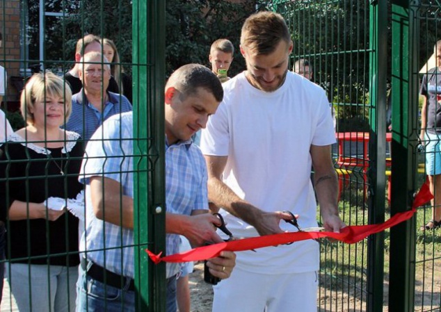 “Динамовец” Ярмоленко подарил детскому дому на Киевщине футбольную площадку (+фото)