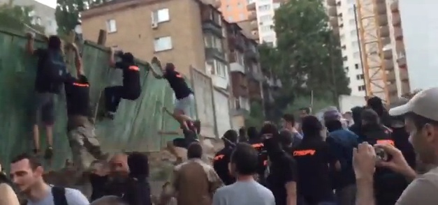 В Киеве возле стройплощадки произошла массовая драка со стрельбой (видео)