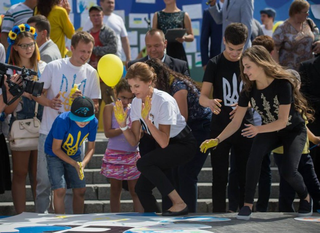 Марина Порошенко с детьми собрала из кусочков карту Украины (фото)
