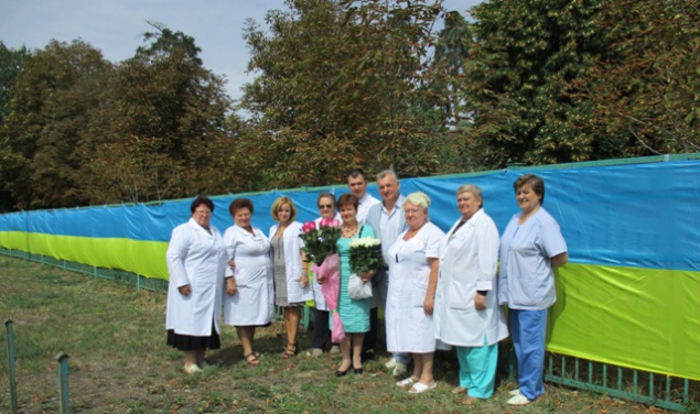 Киевская больница украсила забор заведения полкилометровым украинским флагом