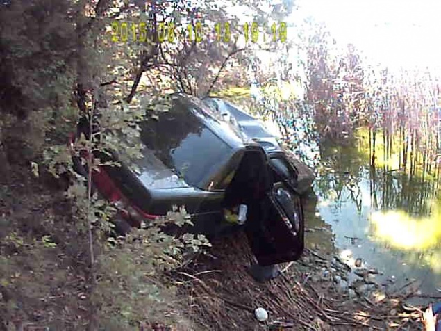 В Киевской области автомобиль упал в речку: пострадала женщина