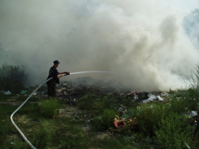 На Киевщине горела свалка мусора