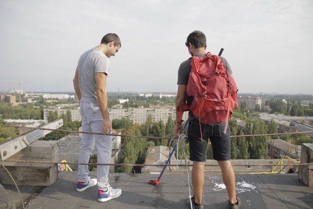В Киеве появился “шестнадцатиэтажный”, подсвечивающийся в темноте мурал (фото)
