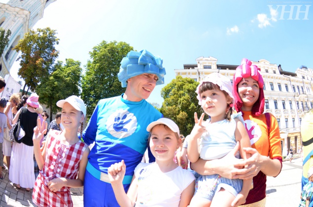 В Киеве для детей устроили праздник в рамках всеукраинской акции “Построим мосты мира ради детей” (видео)