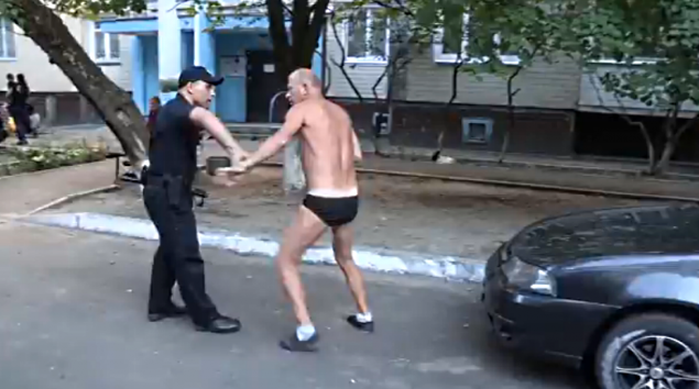 В Киеве мужчина в нижнем белье подрался с полицейскими (видео)
