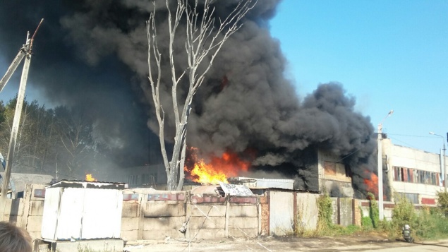Спасатели уверяют, что ситуация с пожаром в Институте химволокна на Киевщине является контролируемой (видео)