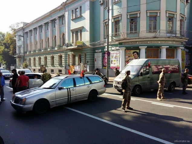 “Правый Сектор” заблокировал дорогу в правительственном квартале Киева