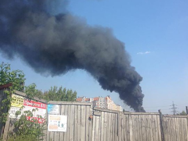 В Буче горят склады на промышленном предприятии (видео)