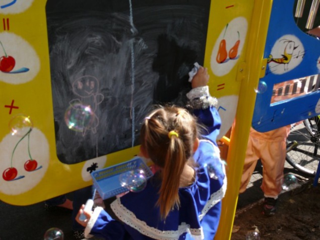В Днепровском районе установили первую в Украине инклюзивную детскую площадку