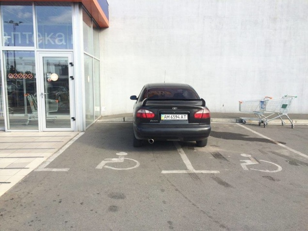 “Инвалид в квадрате”: в Киеве водитель стал супергероем парковки (+фото)