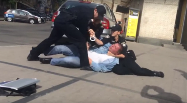 Трое полицейских еле скрутили таксиста-хама (видео)