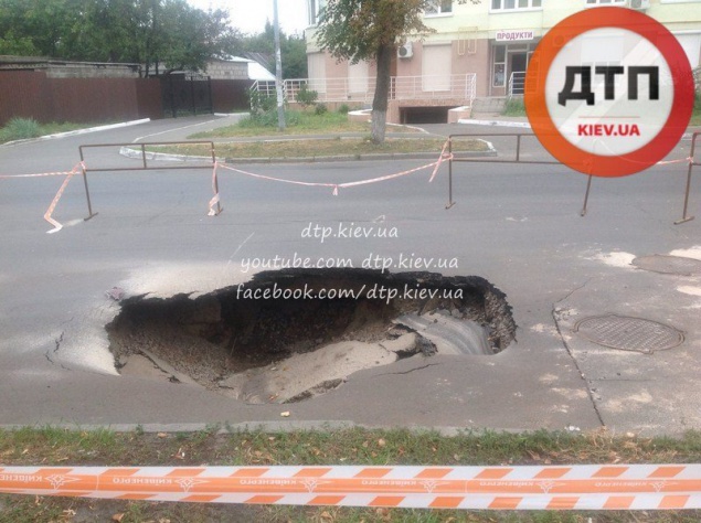 На столичной Борщаговке посреди дороги образовалась огромная дыра (фото)