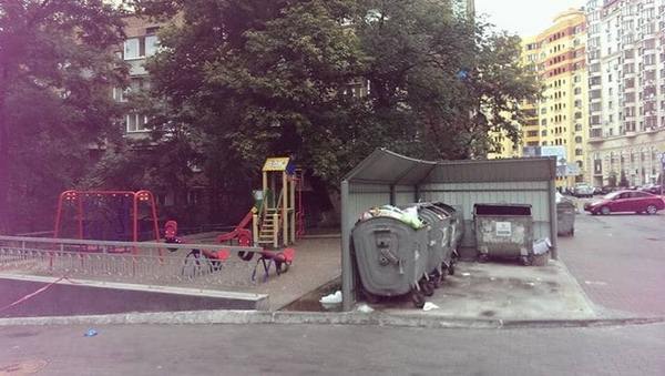 Столичные коммунальщики установили мусорные баки впритык к детской площадке (фото)