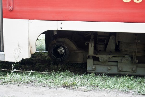 В Киеве у трамвая на маршруте, прямо на ходу, отвалилось колесо (фото)