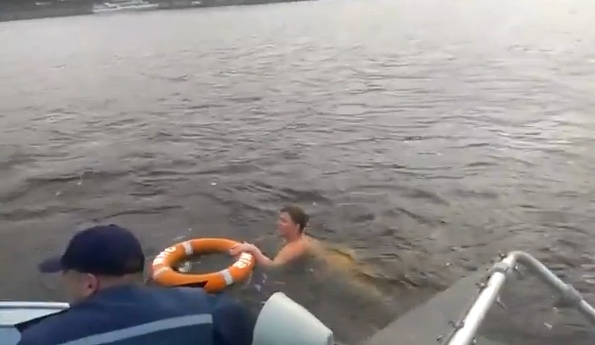 В Киеве водолазы пытались спасти голую купальщицу (видео)