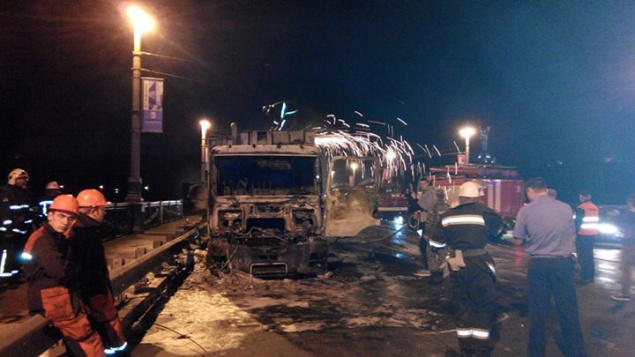 В Киеве на ходу загорелся грузовой автомобиль