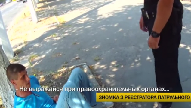 Пьяный хулиган ударом с ноги разбил киевскому “копу” лицо до крови (видео)