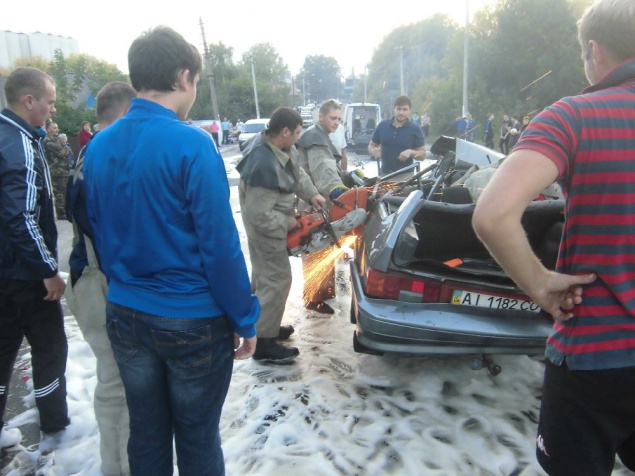 На Киевщине спасатели деблокировали пассажиров из попавшего в ДТП автомобиля
