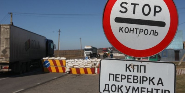 Крымские татары блокируют движение грузового транспорта на полуостров