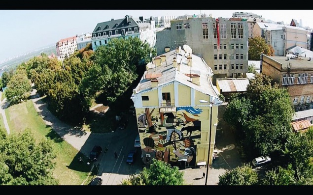 Аргентинский художник закончил работу над скандальным муралом в центре Киева (фото)