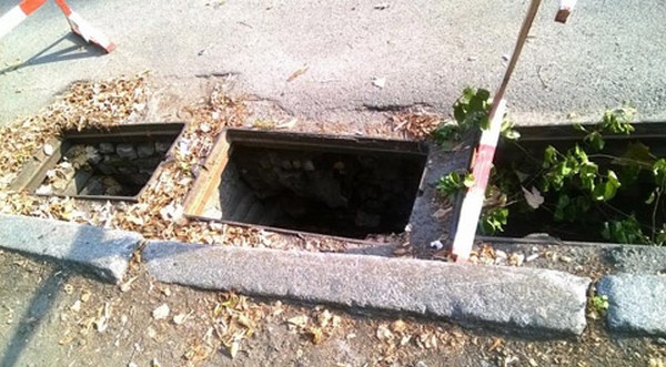 В Киеве массово крадут канализационные люки - порой даже не огражденные дыры зияют неделями