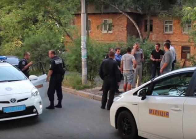 Милиция задержала троих киевлян, отобравших у жителя столицы миллион гривен (видео)