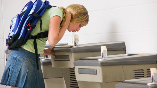 В Соломенской РГА передумали чинить питьевые фонтаны и водоочистные фильтры в школах района
